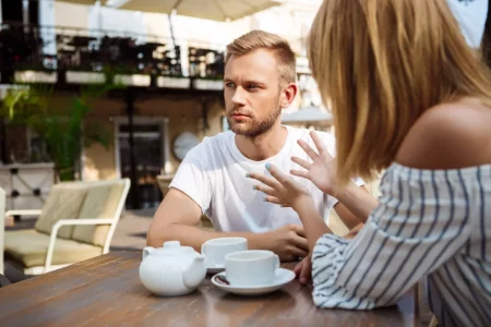 Relacions a l’estiu: per què discutim més quan tenim més temps?